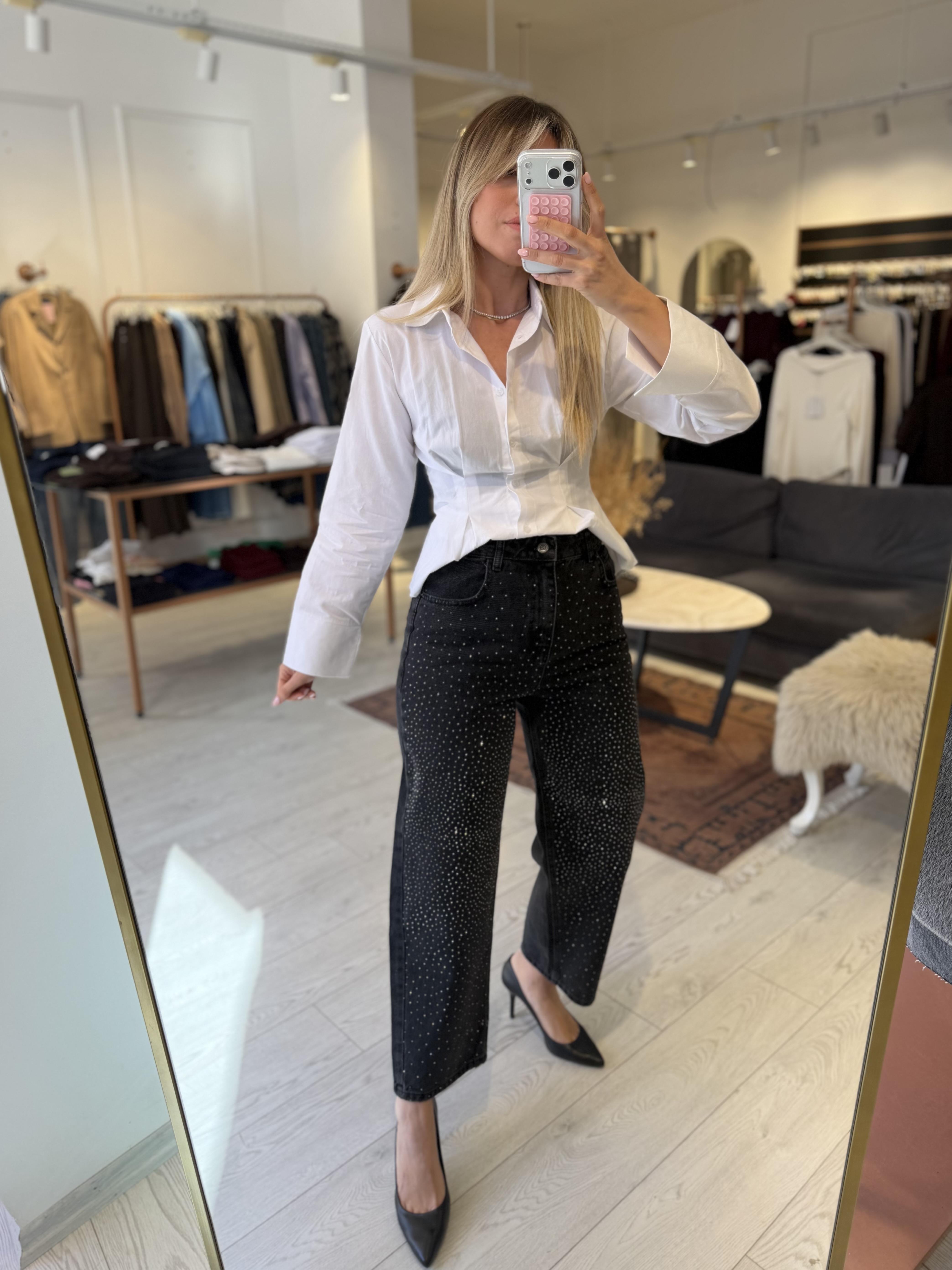 Siyah Taşlı Jean Kadın – Tam Kalıp, Fermuarlı, Düz Desenli Denim Pantolon