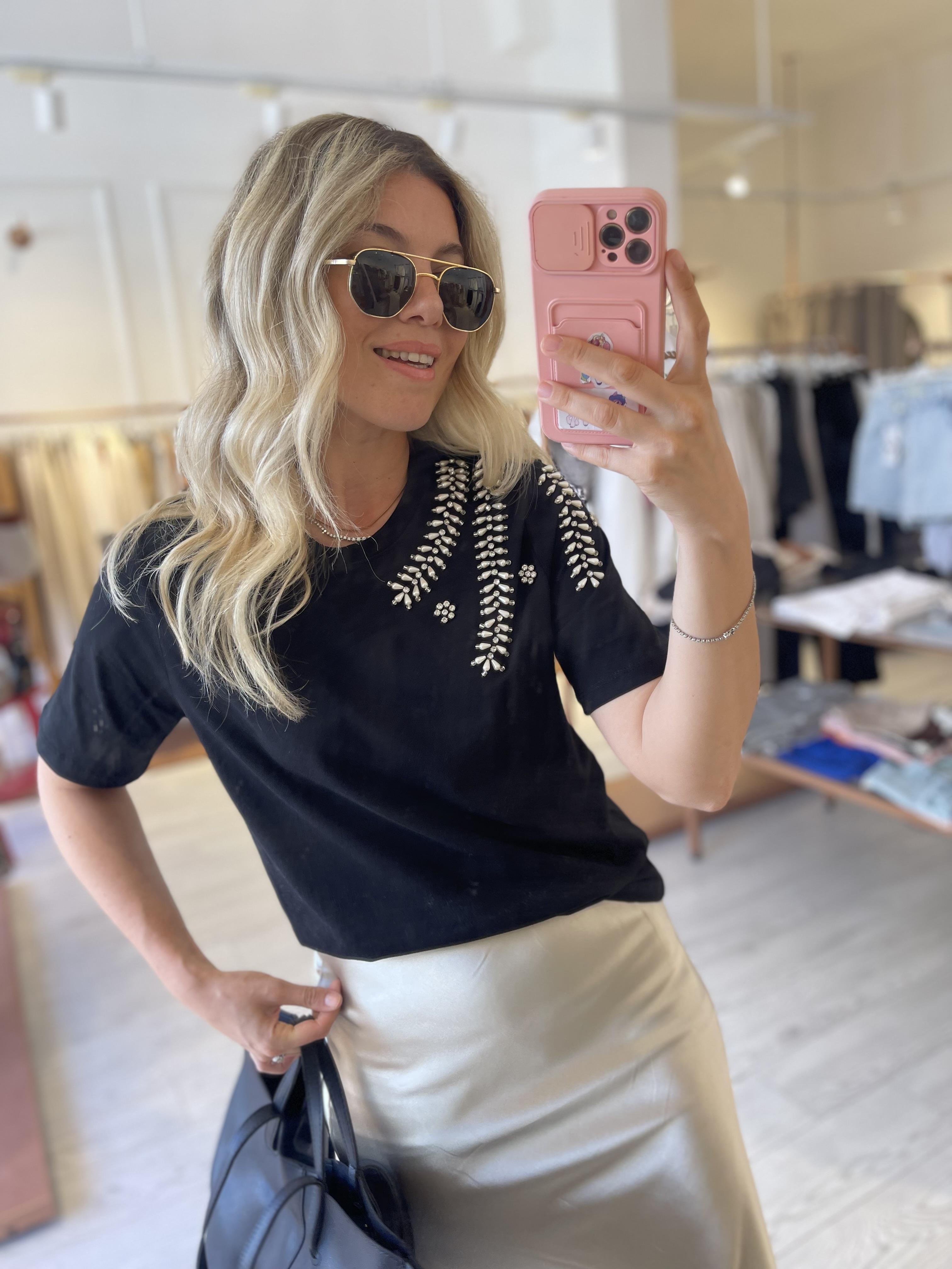 Siyah Tek Omuz Boncuk İşlemeli Tshirt