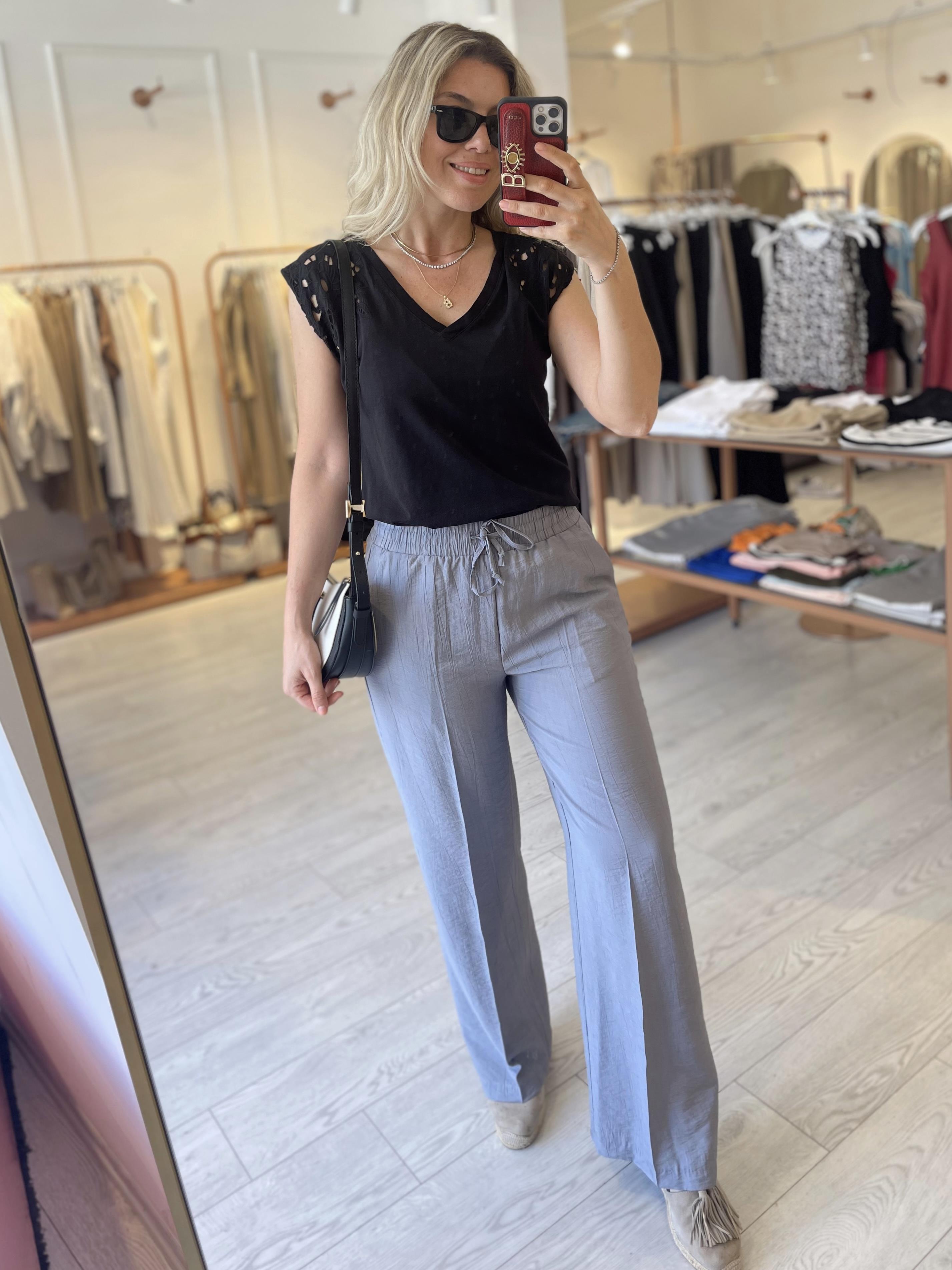 Siyah V Yaka Kolları Nakışlı Bluz