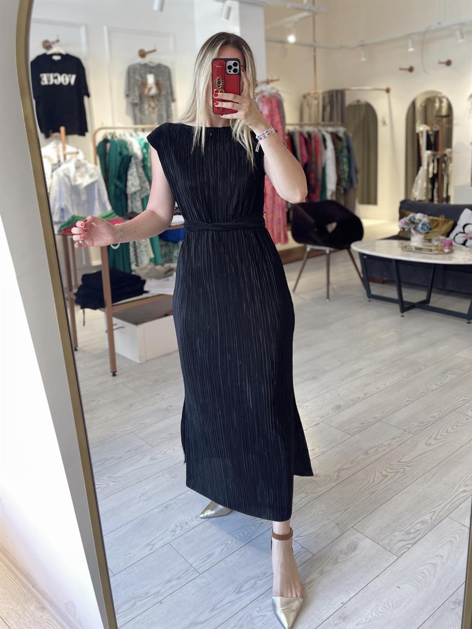 Siyah Vatkalı Piliseli Basic Yırtmaçlı Elbise