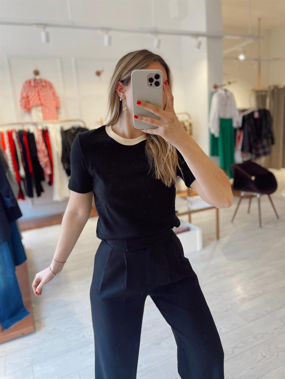 Siyah Yakası Ekru Biyeli Tshirt