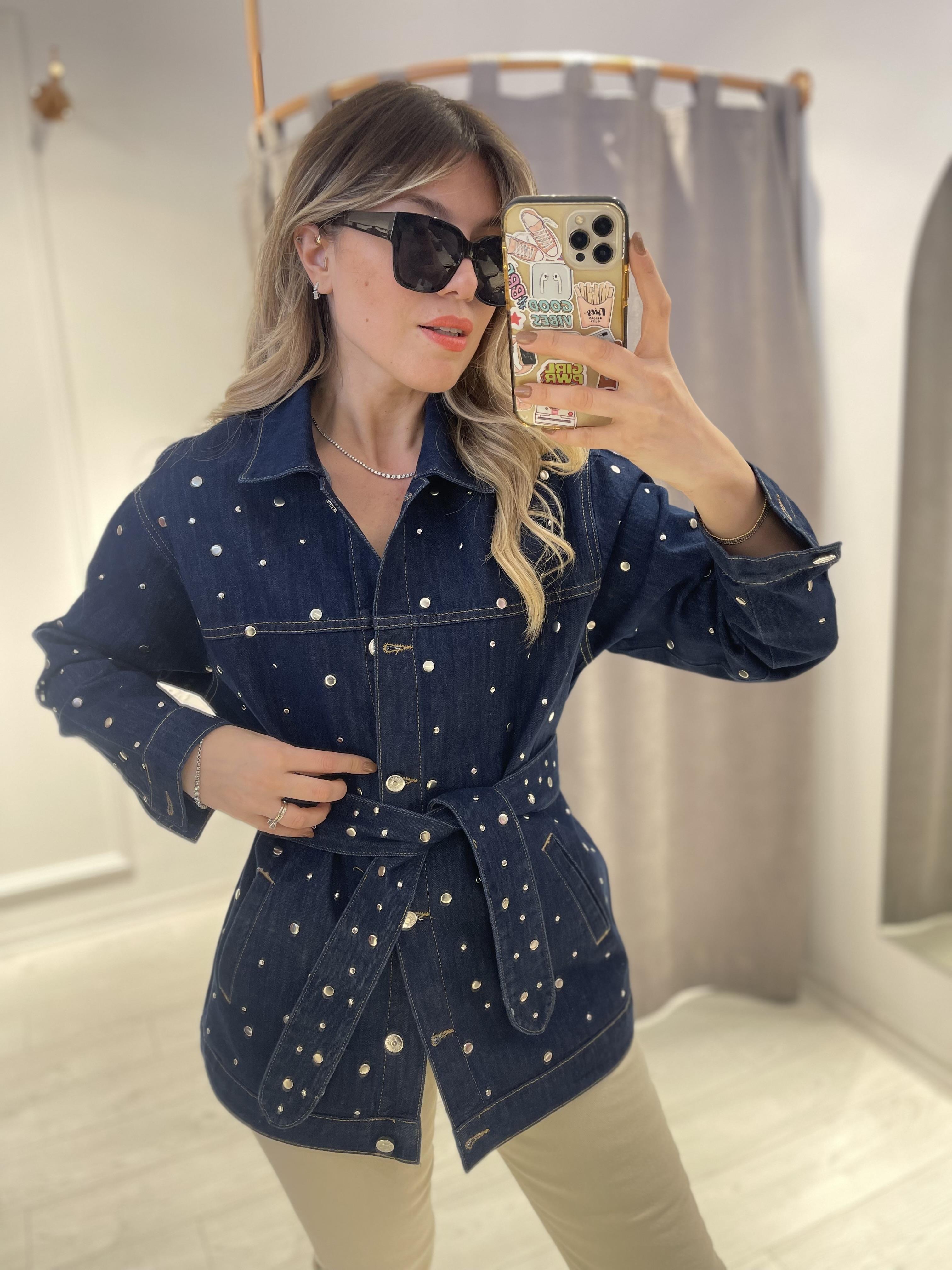 Tasarım Zımbalı Kuşaklı Denim Ceket