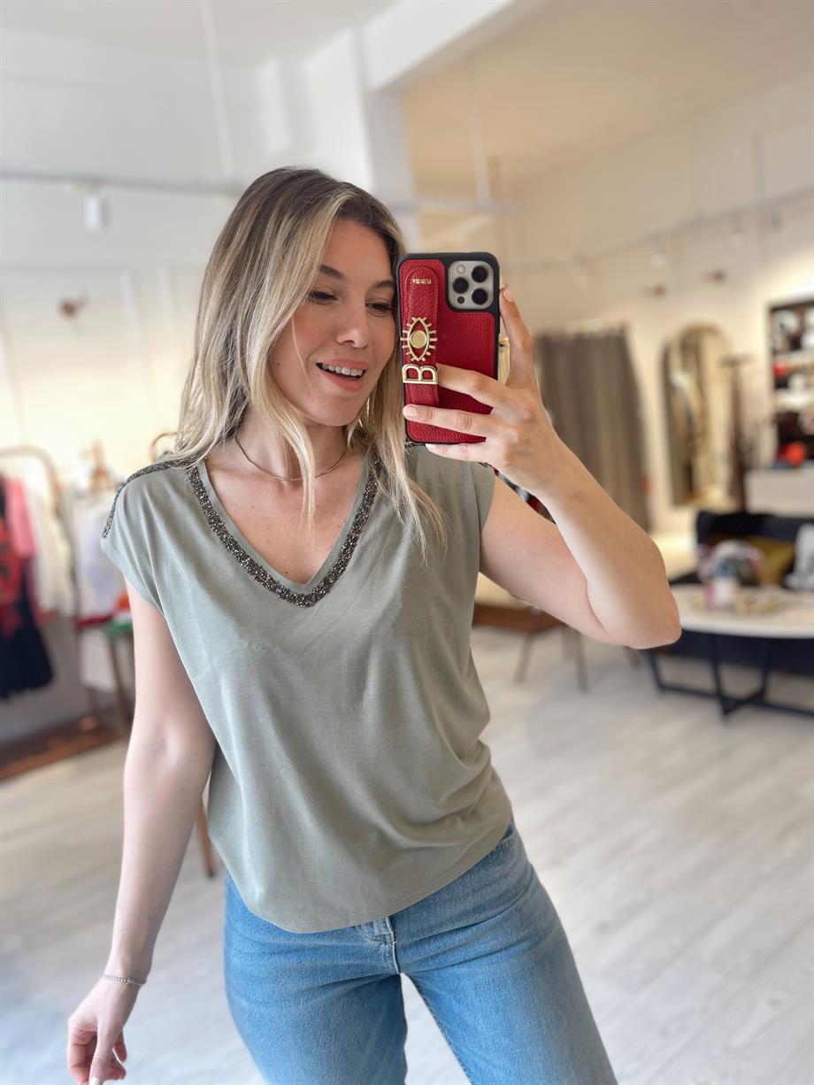 Yeşil Taş İşlemeli V Yaka Tshirt