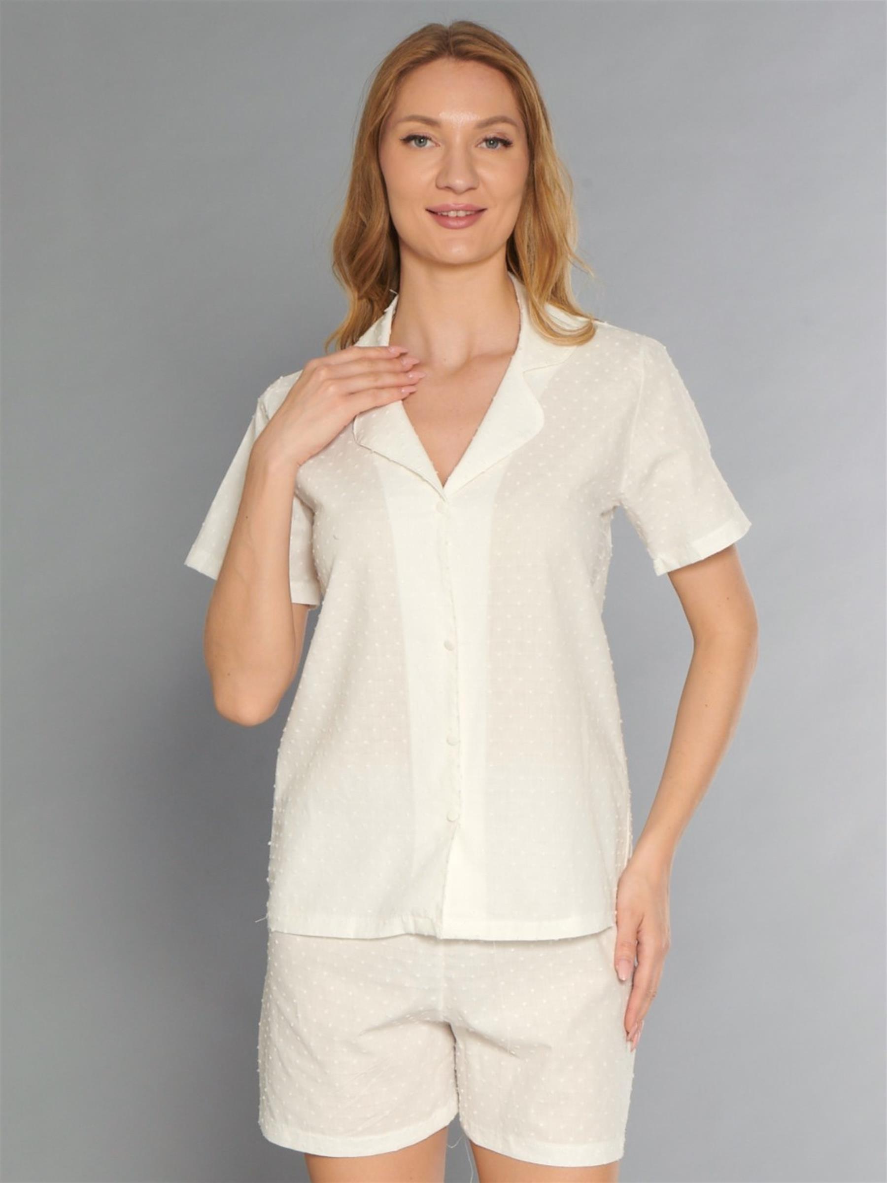 Kadın Beyaz Boydan Düğmeli Şortlu Pijama Takımı Puan Kabartma Desenli Rahat Yazlık Ev Giyim FLZ 86-58