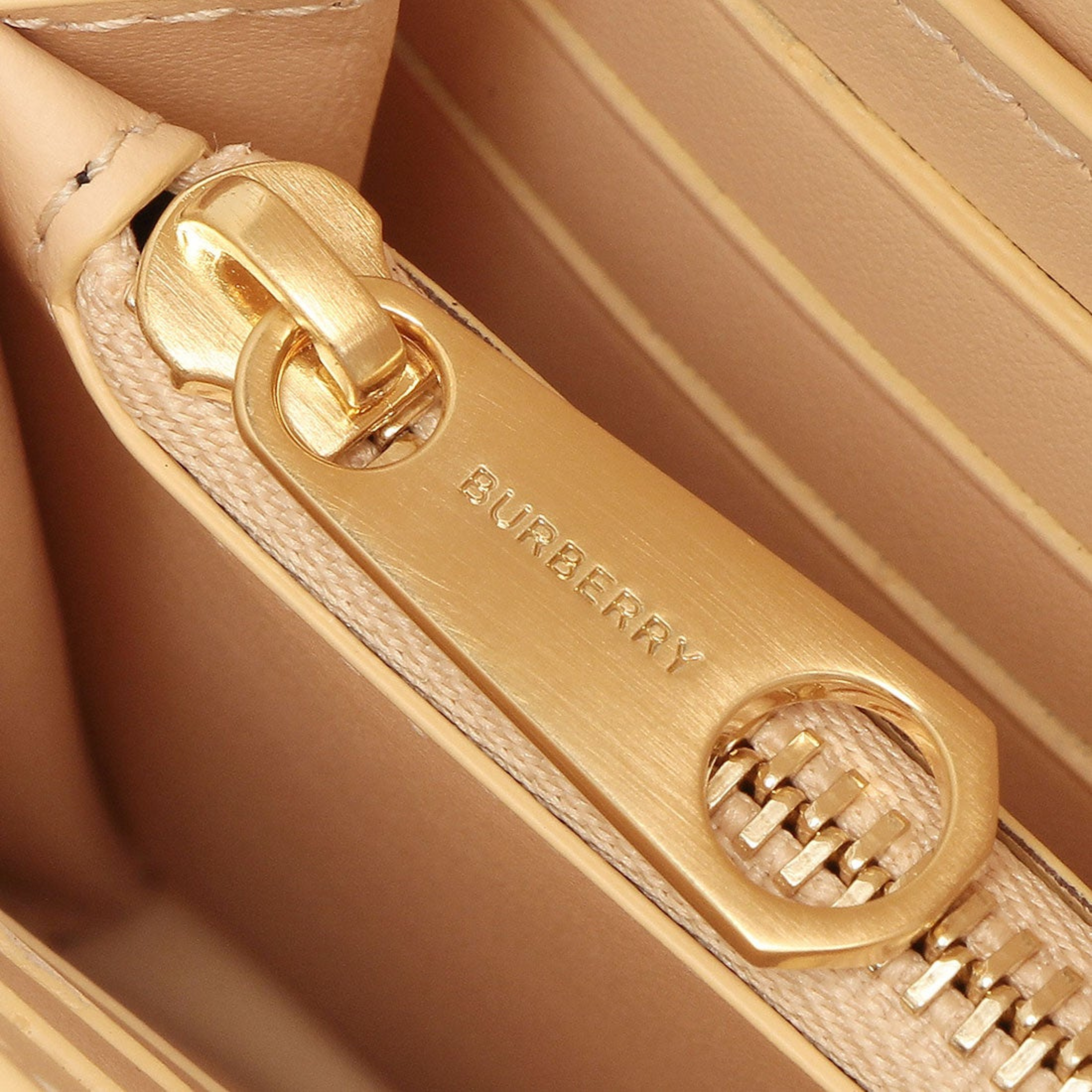 Burberry Lola Cüzdan Bej 8070446 B6526