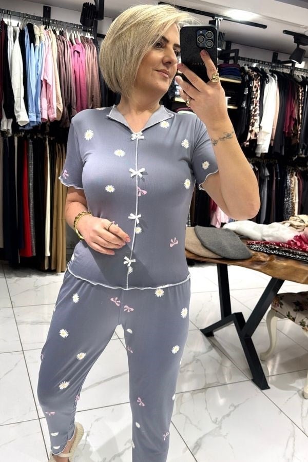 Gri Üzeri Papatya Desenli Kısa Kollu Pijama Takımı