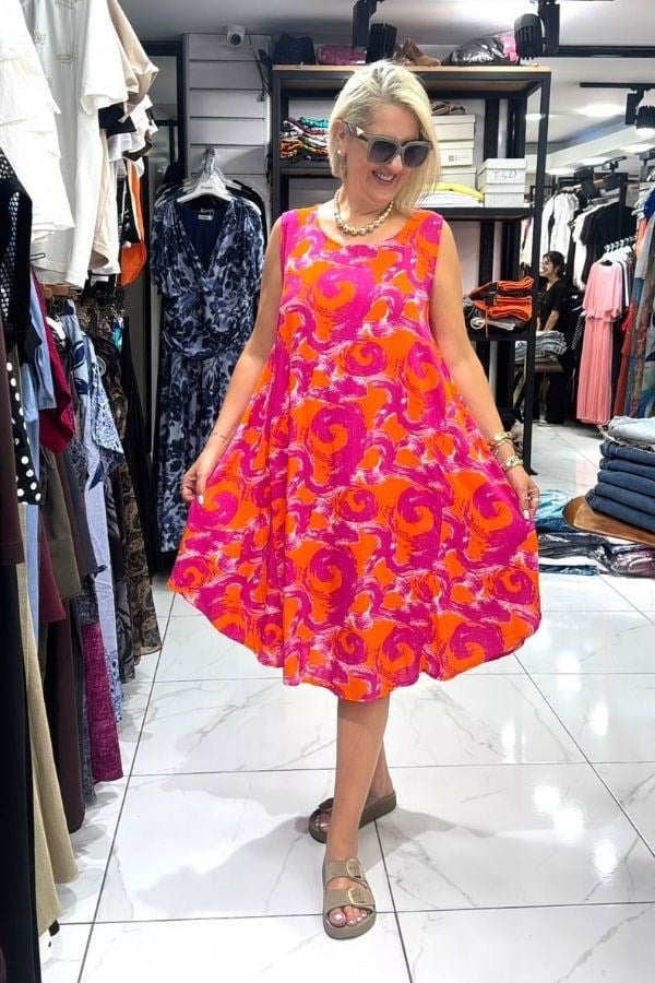 Pembe Üzeri Turuncu Desenli Kolsuz Model Altı Oval Kesim Elbise