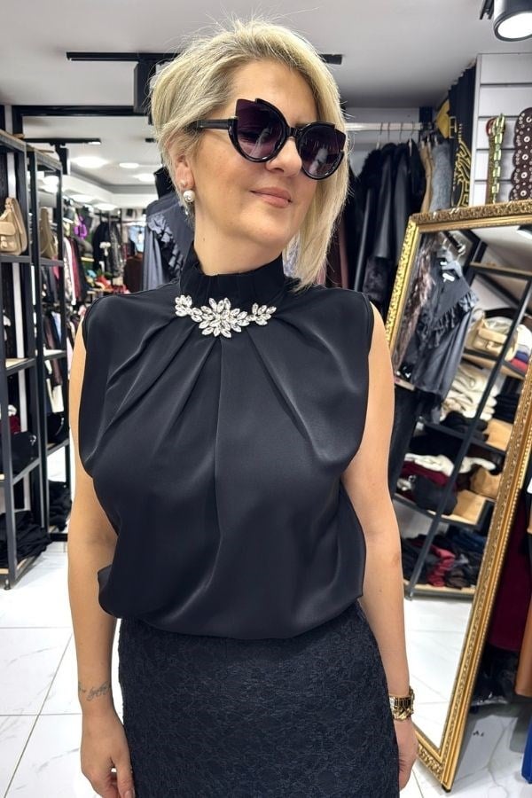 Siyah Renk Boğazı Taş Detaylı Kolsuz Bluz