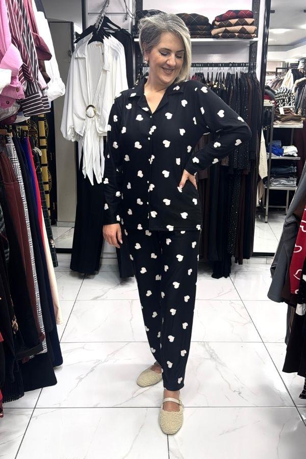 Siyah Renk Üzeri Beyaz Kalp Desenli Pijama Takımı