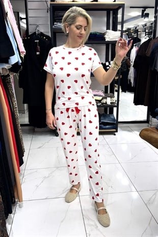 Beyaz Üzeri Kırmızı Kalp Desenli Pijama Takımı