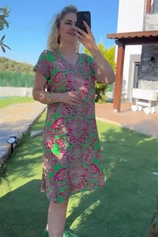 Yeşil Üzeri Pembe Desenli Kısa Kollu Elbise