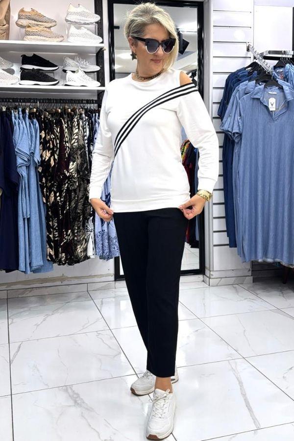 Beyaz Şerit Detaylı Omuz Dekolteli Bluz