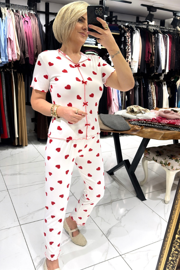 Beyaz Üstü Kırmızı Kalpli Desenli Kısa Kollu Pijama Takımı