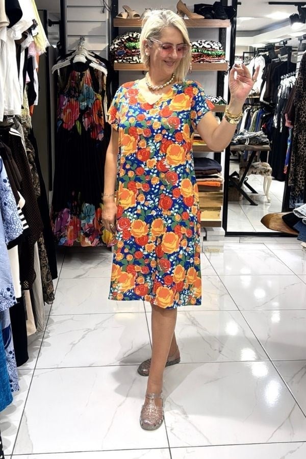 Mavi Renk Turuncu Kırmızı Çiçek Desenli V Yaka Kısa Kol Cepli Elbise
