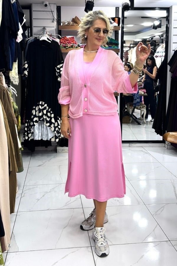 Pembe Renk Kolsuz Yanları Yırtmaçlı Elbise ile Üzeri File Hırka İkili Takım Elbise