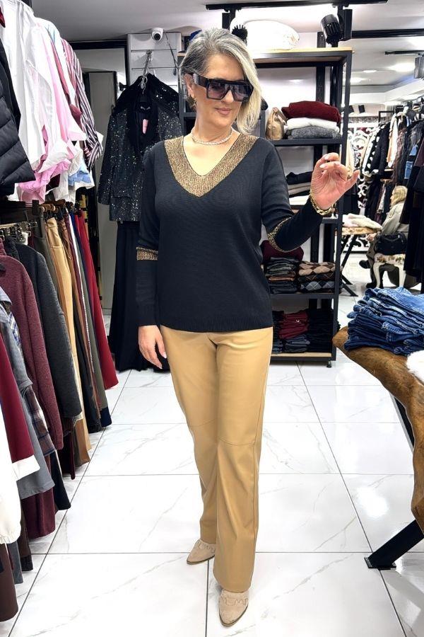 Siyah Gold Sim Detaylı V Yaka Bluz