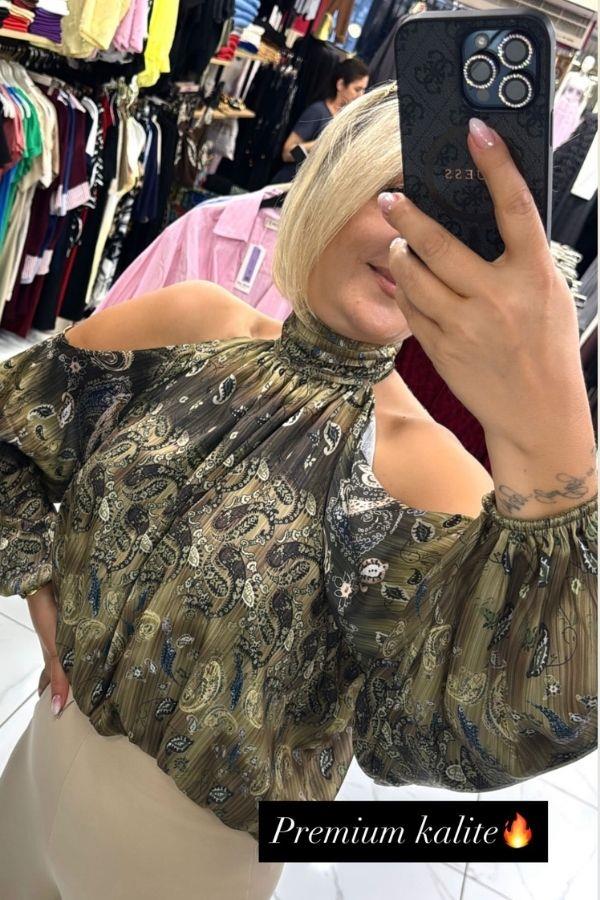 Yeşil Renk Halter Yaka Altı Lastik Detaylı Omuzları Açık Bluz