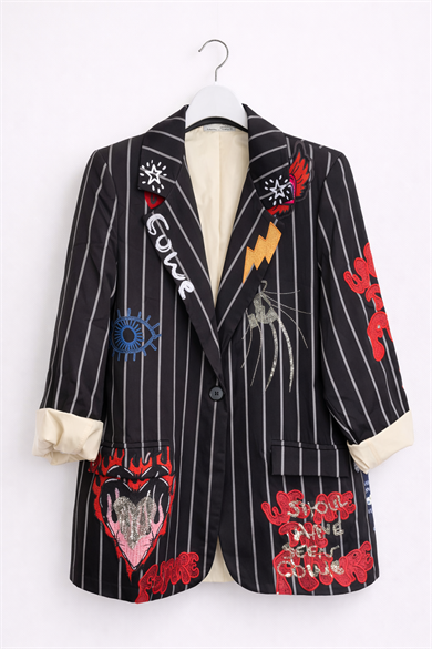 Çizgili Patch Detaylı Kadın Blazer Ceket – Oversize Modern Tasarım