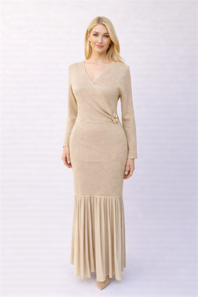 Piliseli Etek Detaylı Broş Aksesuarlı bej  Triko Elbise