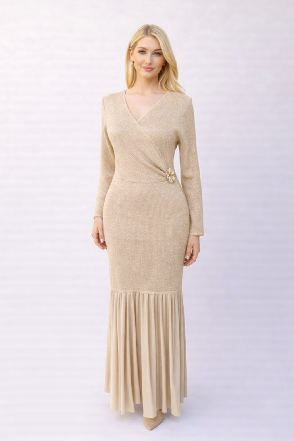 Piliseli Etek Detaylı Broş Aksesuarlı bej  Triko Elbise