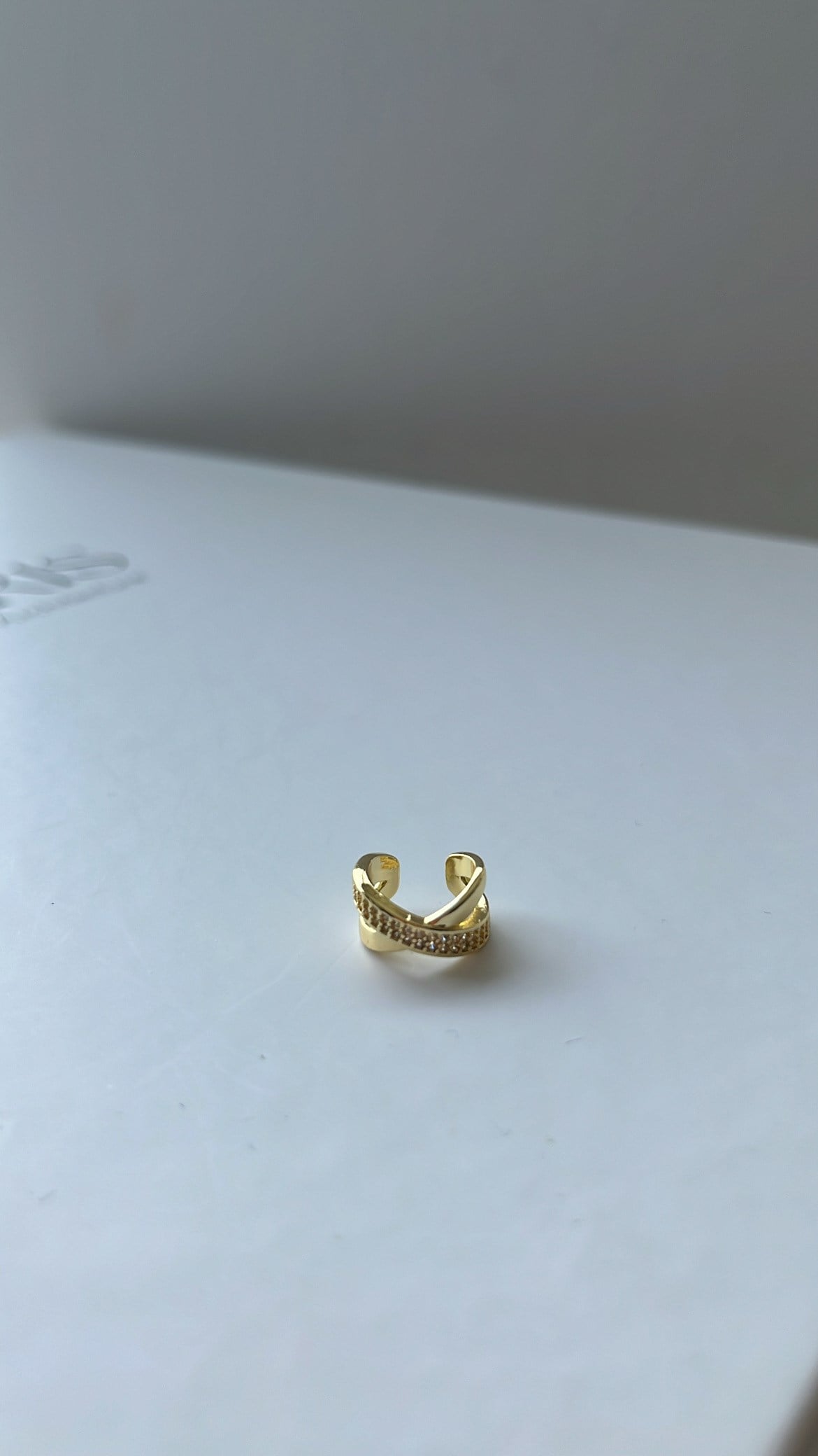 Gold X Model Taşlı Kıkırdak Küpe