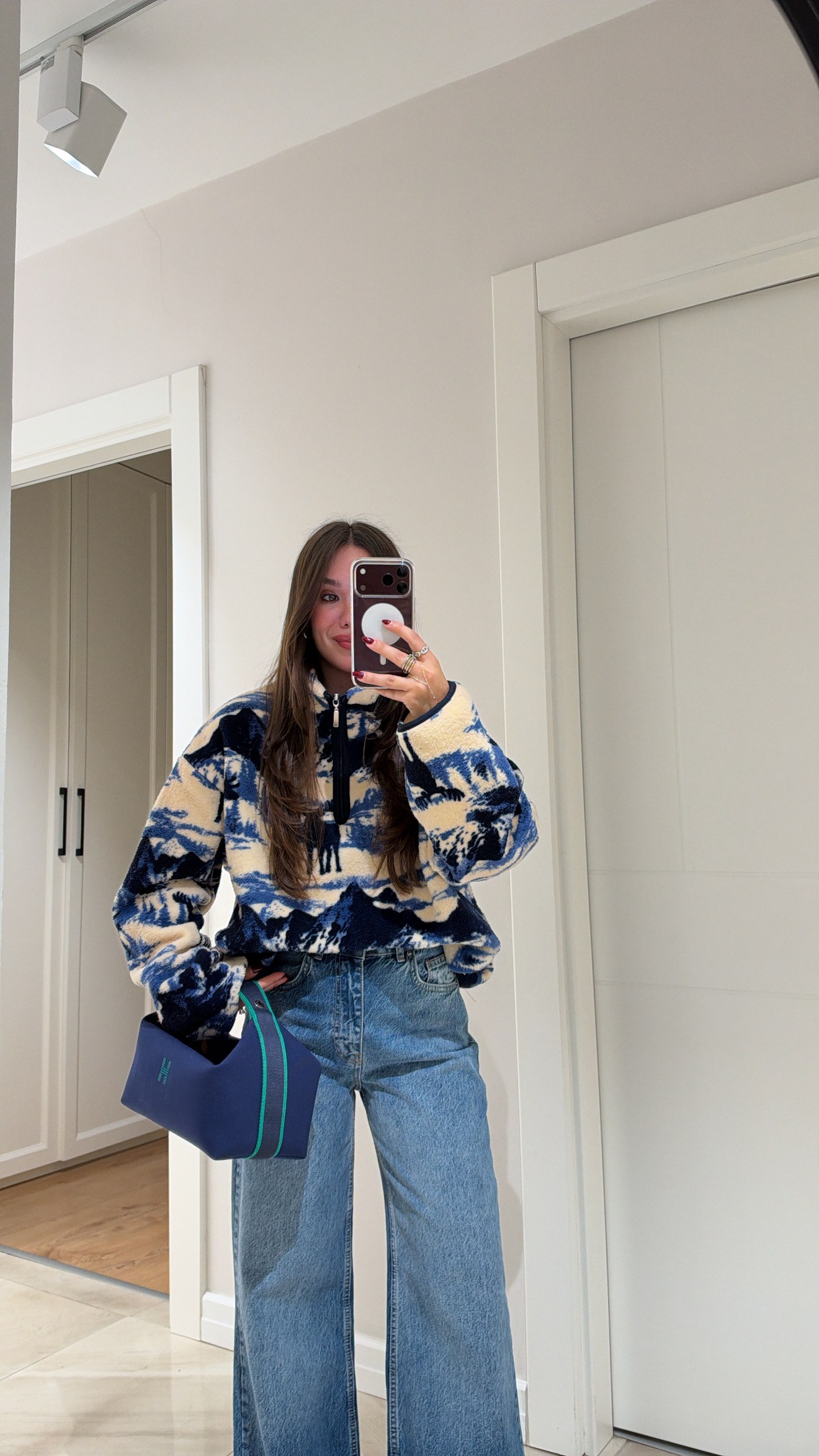 Krem Mavi Geyik Desenli Dik Yaka Polar Sweatshirt