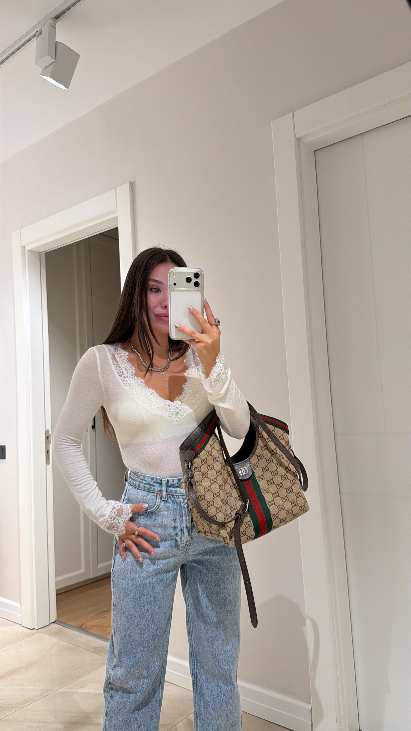 Ekru V Yaka Dantel Detaylı Marka Model Bluz