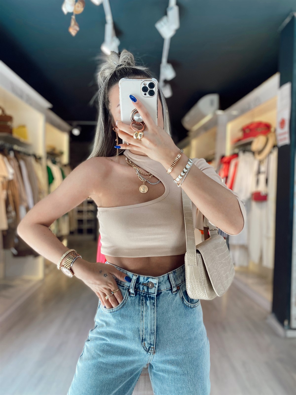 Bej Asimetrik Kesim Omuz Detaylı Fitilli Crop