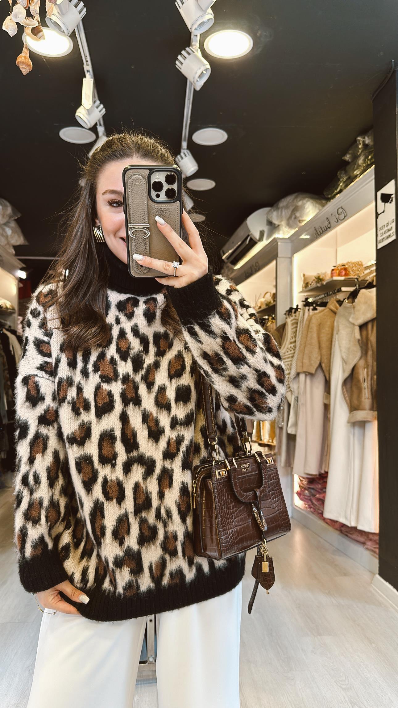 Bej Siyah Leopar Desen Balıkçı Yaka Kazak