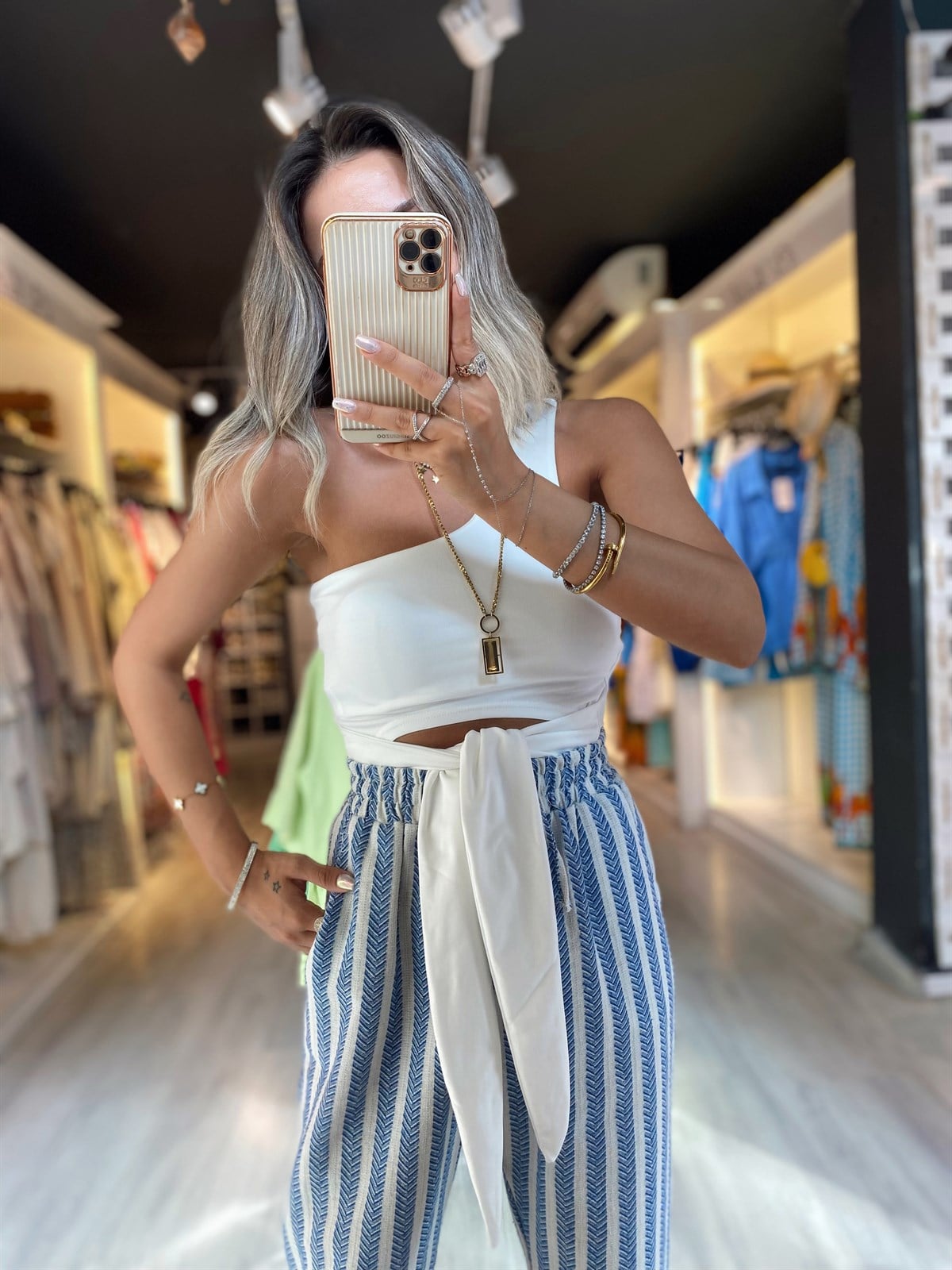 Beyaz Dekolte Detaylı Bağlamalı Bluz