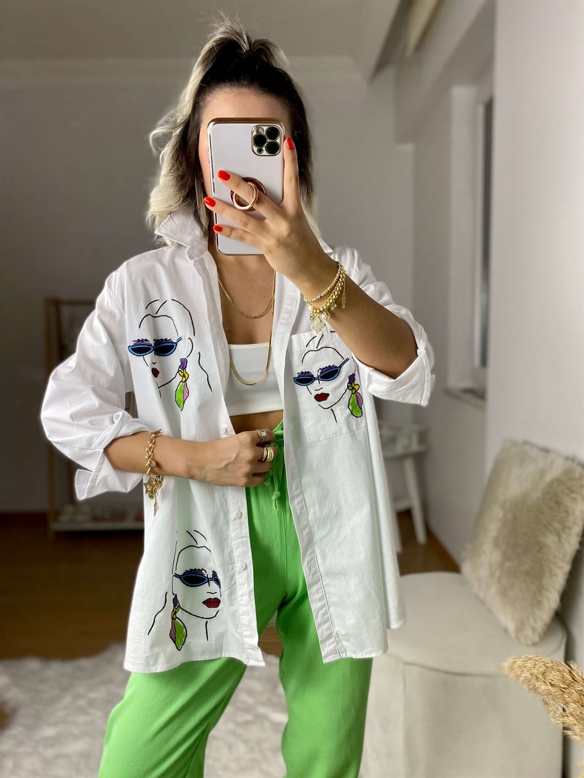 Beyaz İnsan Figür İşlemeli Gömlek