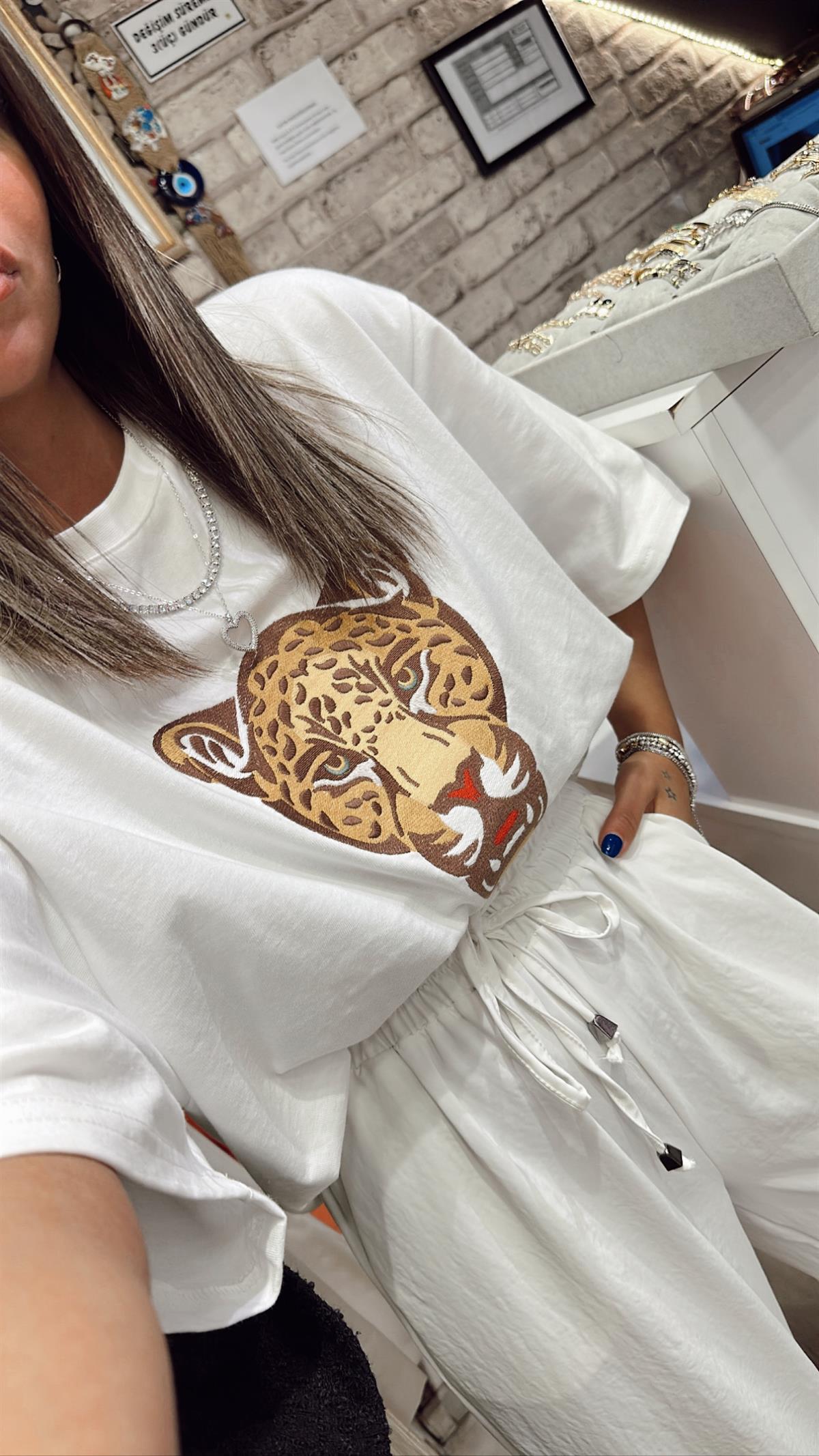 Beyaz Leopar İşlemeli Tshirt 