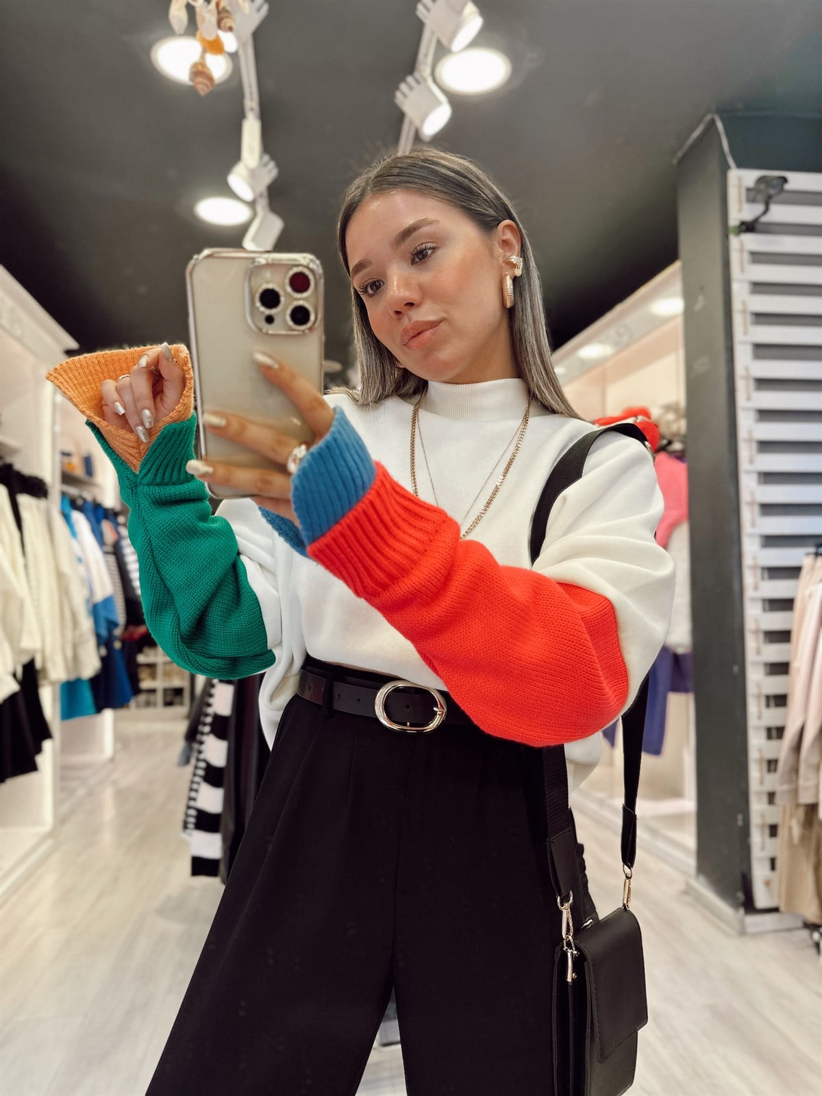 Beyaz Renk Marka Model Kol Detaylı Sweat