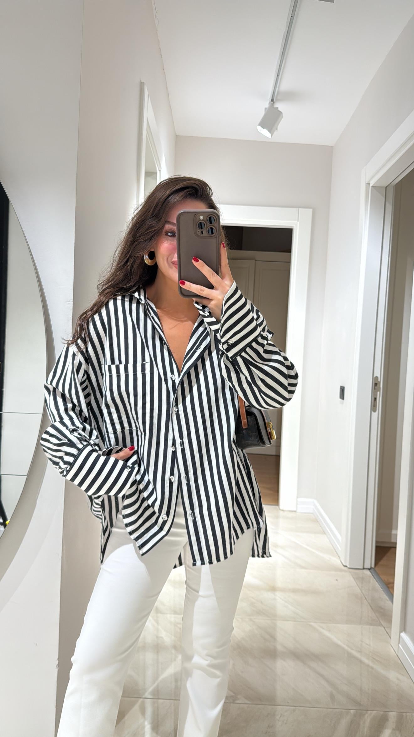 Beyaz Siyah Çizgili Ön Cepli Oversize Gömlek