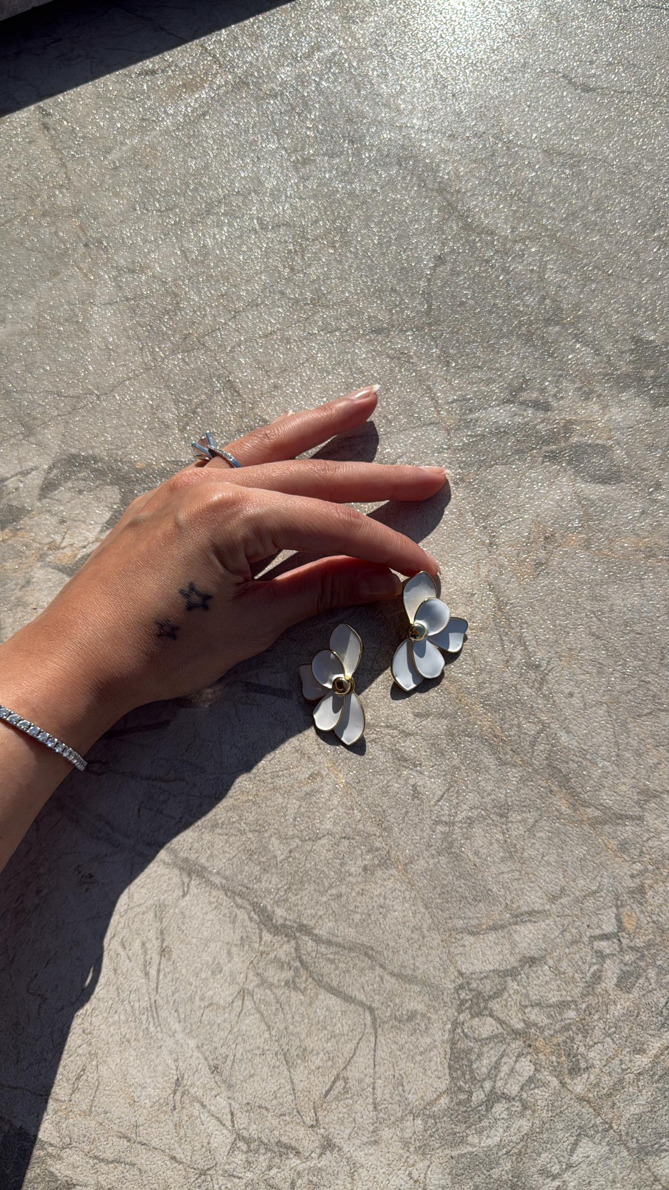 Beyaz Yarım Çiçek Küpe