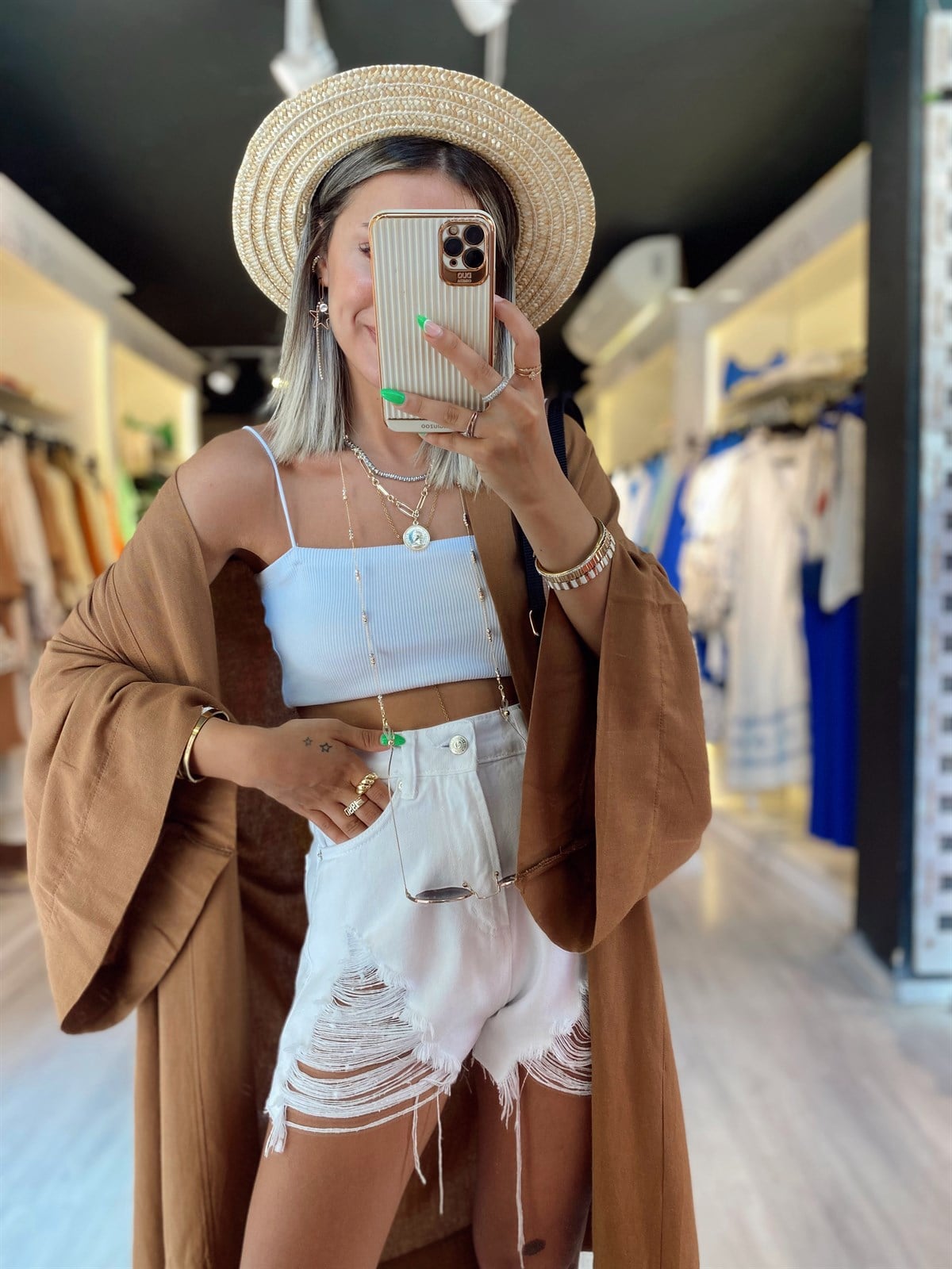 Beyaz Yırtık Detaylı Kesik Paça Şort