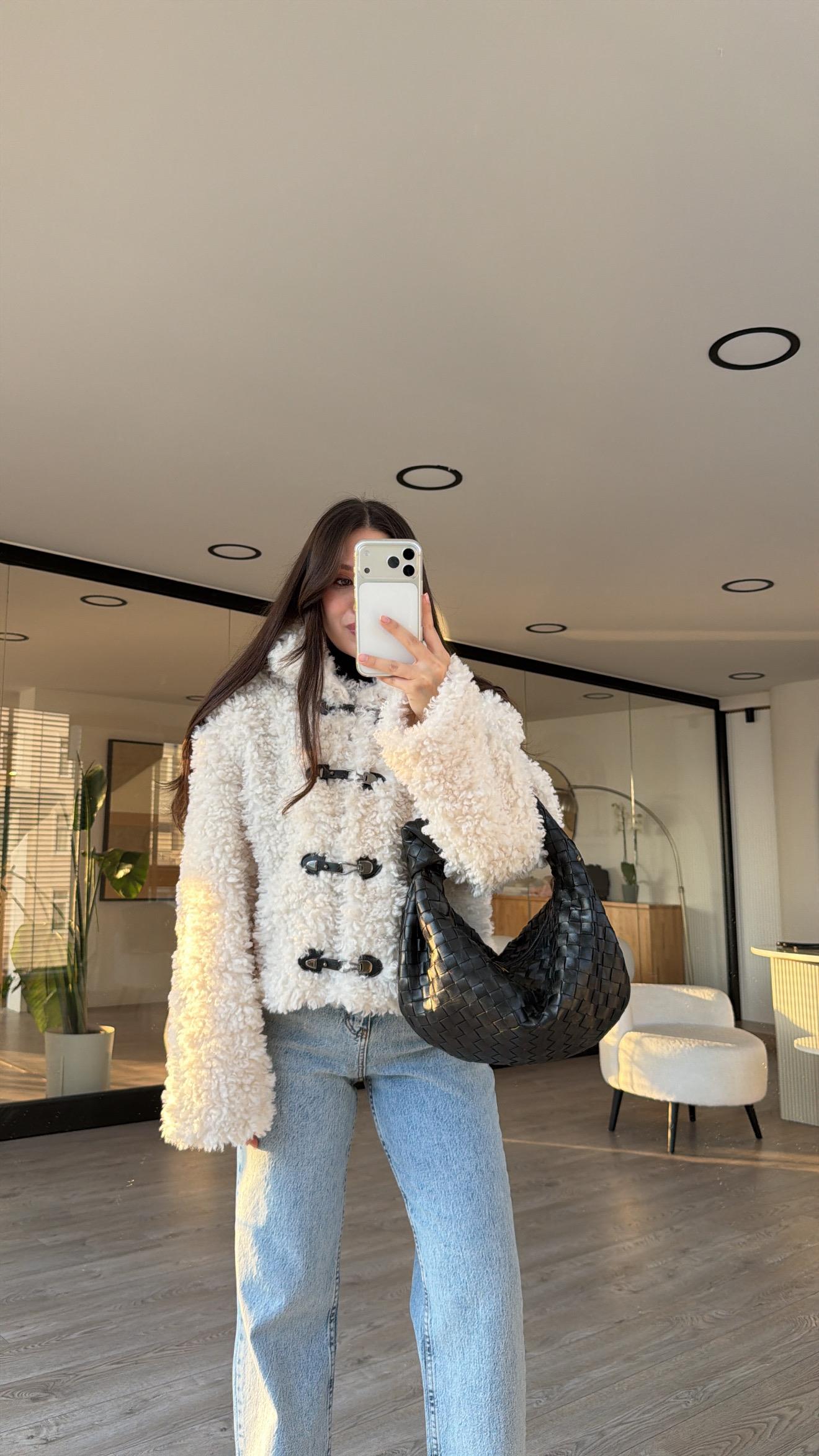 Ekru Kanca Detaylı Peluş Mont