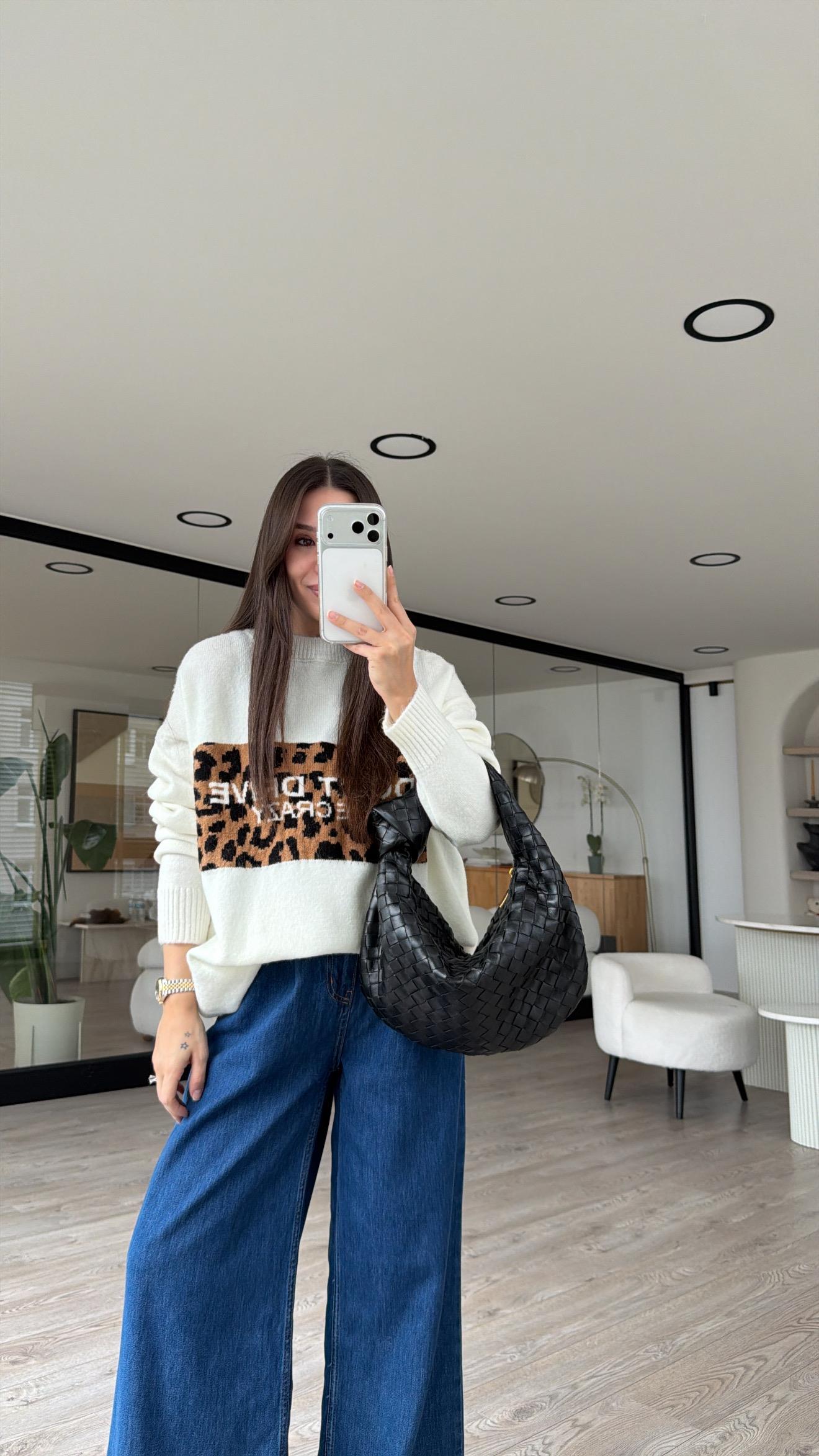 Ekru Leopar Detaylı Yazılı Triko Kazak