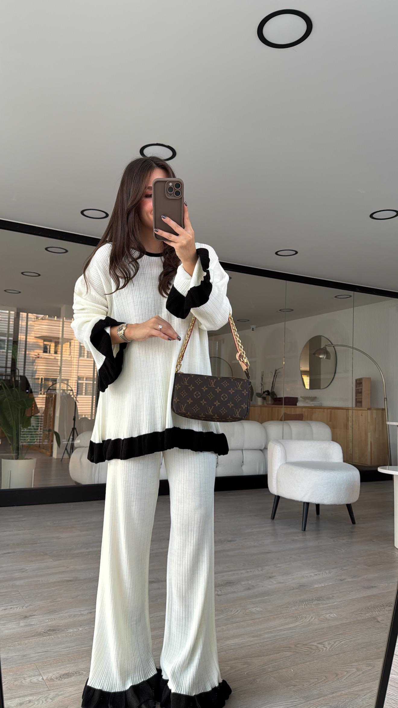 Ekru Siyah Fırfır Detaylı Triko Takım