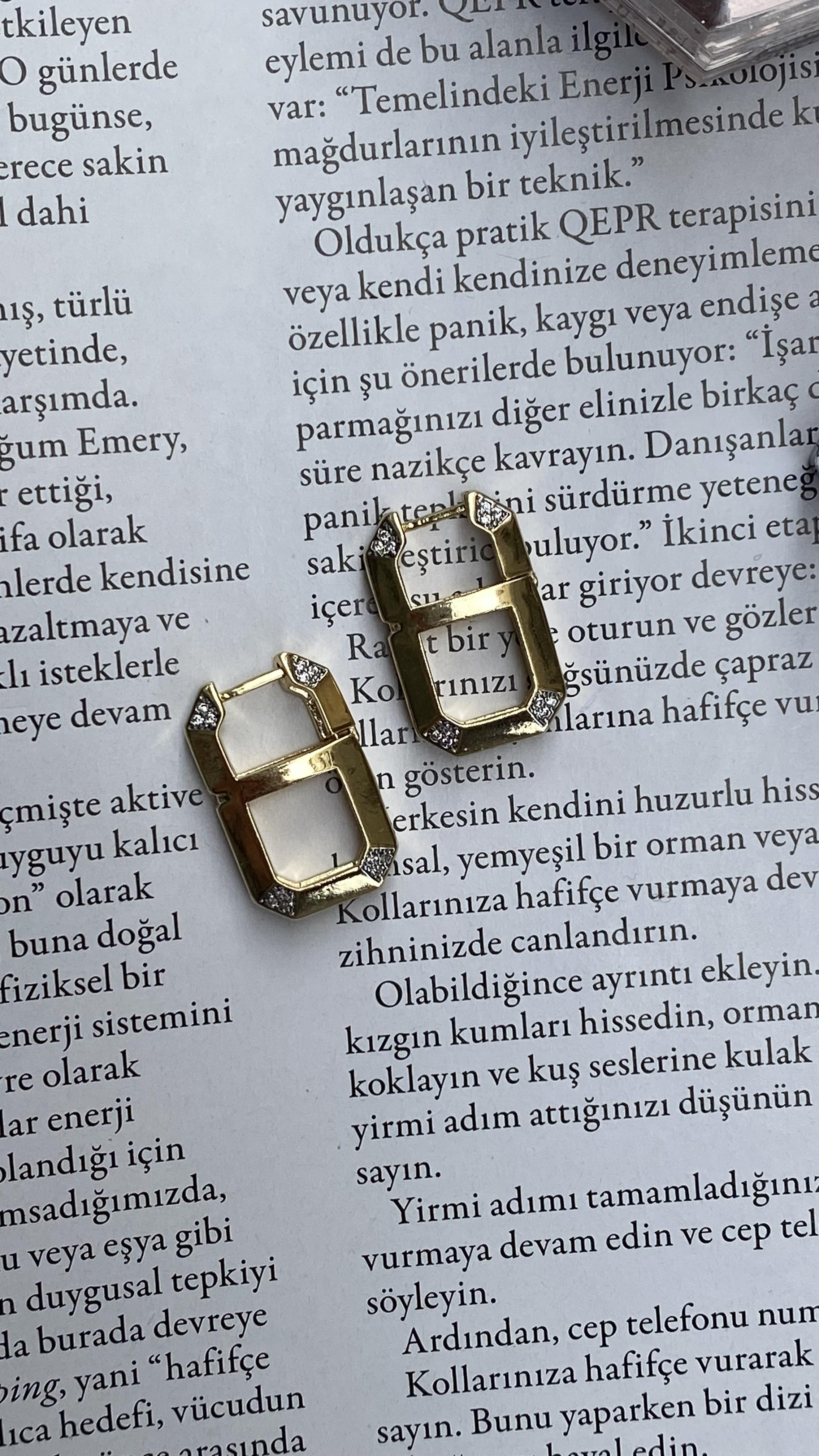 Gold Dikdörtgen Köşe Zirkon Taş Küpe 