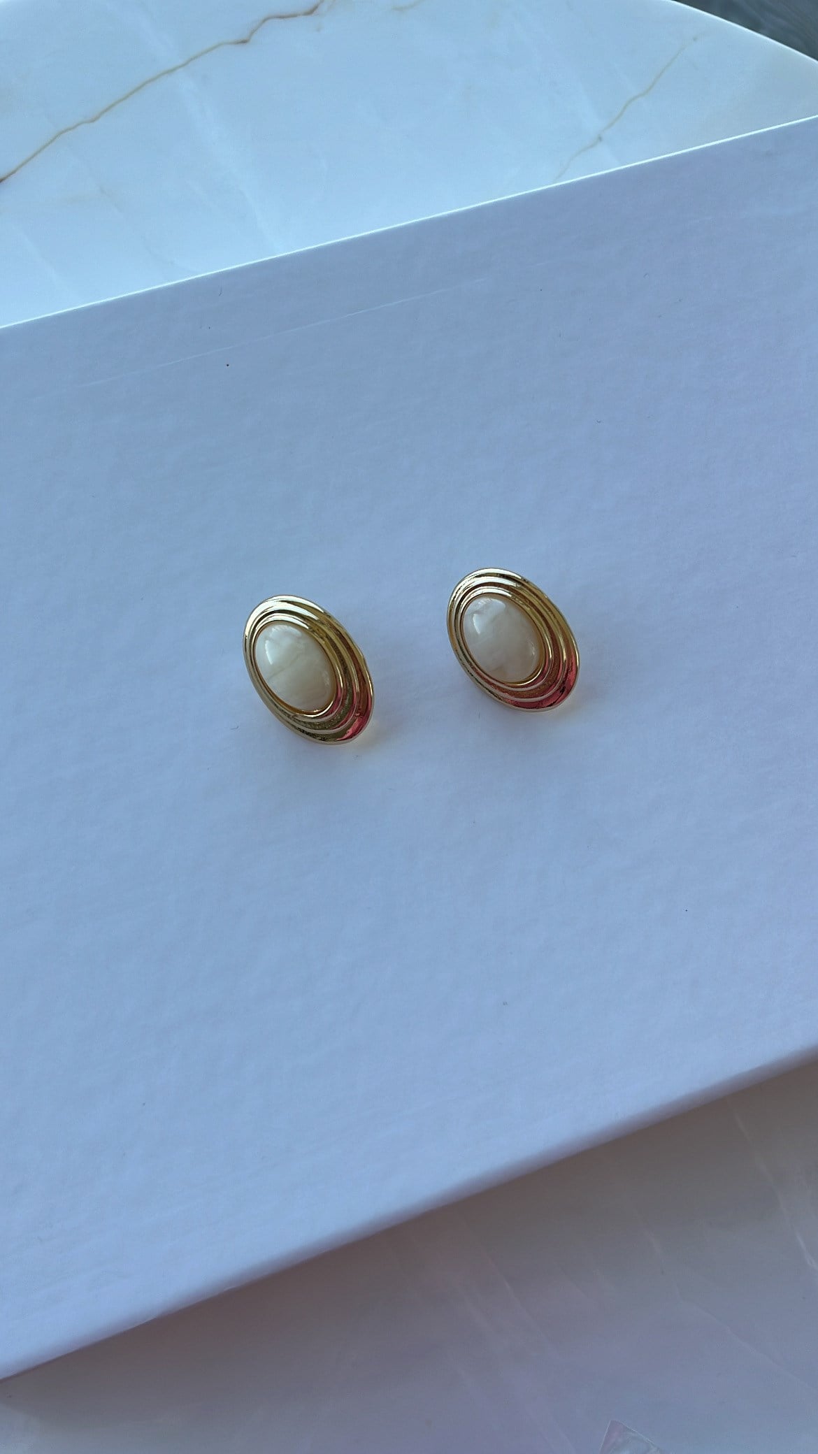 Gold Krem Taşlı Vintage Küpe