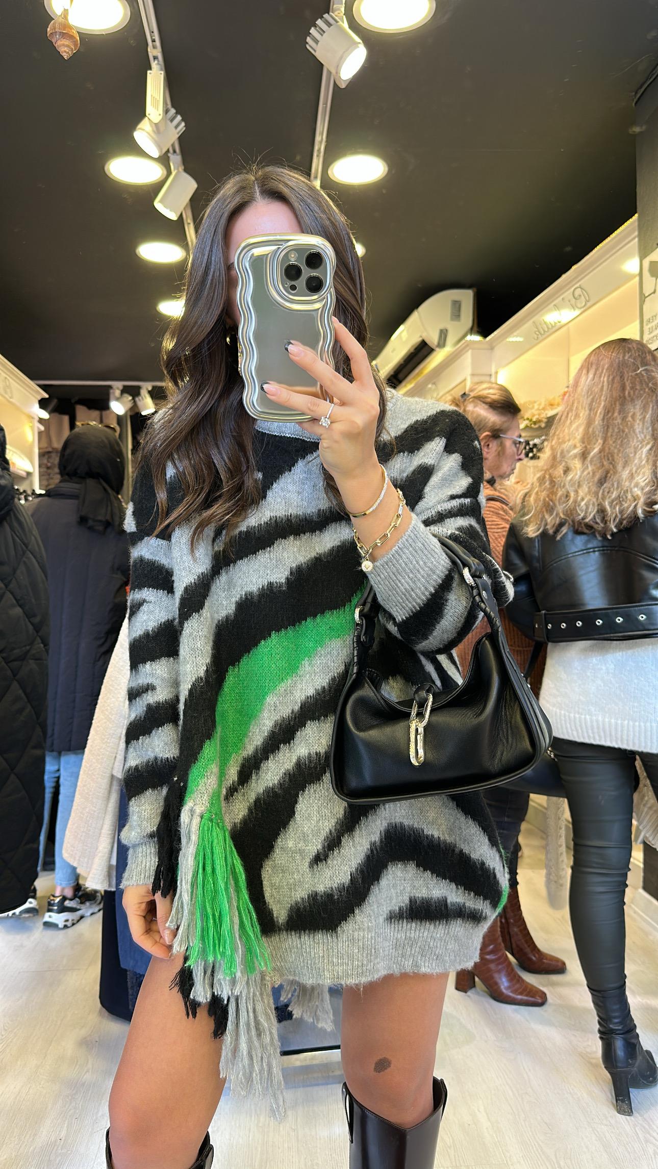 Gri Neon Yeşil Zebra Desenli Püsküllü Kazak