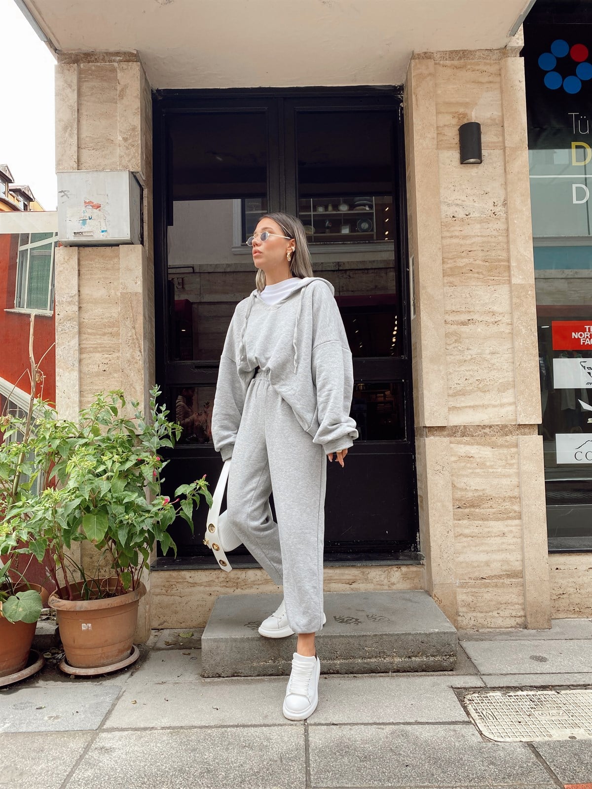 Gri V Yaka Kapşonlu Takım