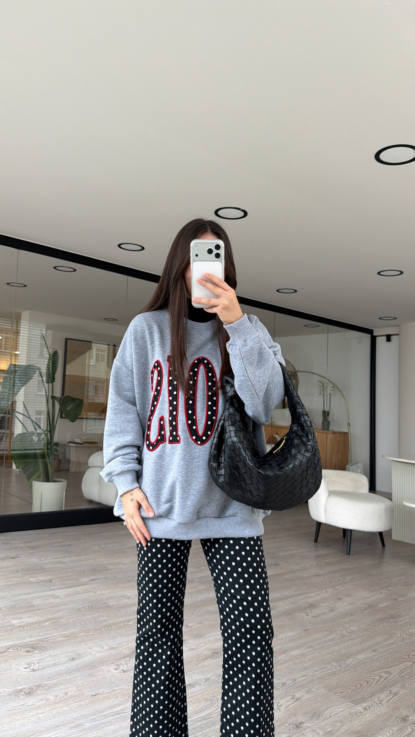 Gri Yazı Detaylı Puantiyeli Sweatshirt