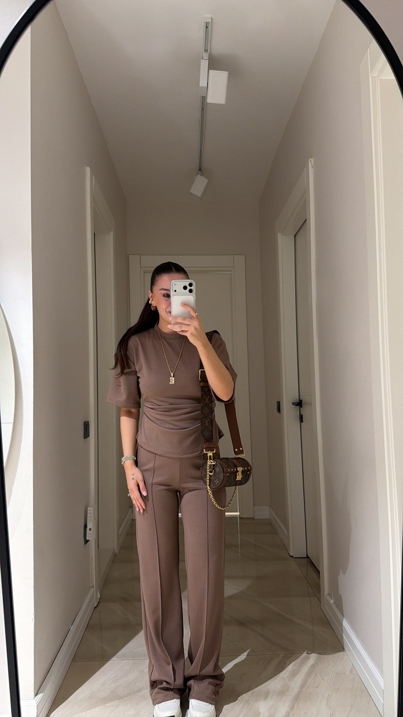Koyu Bej Arka Yırtmaç Detaylı Marka Model Takım