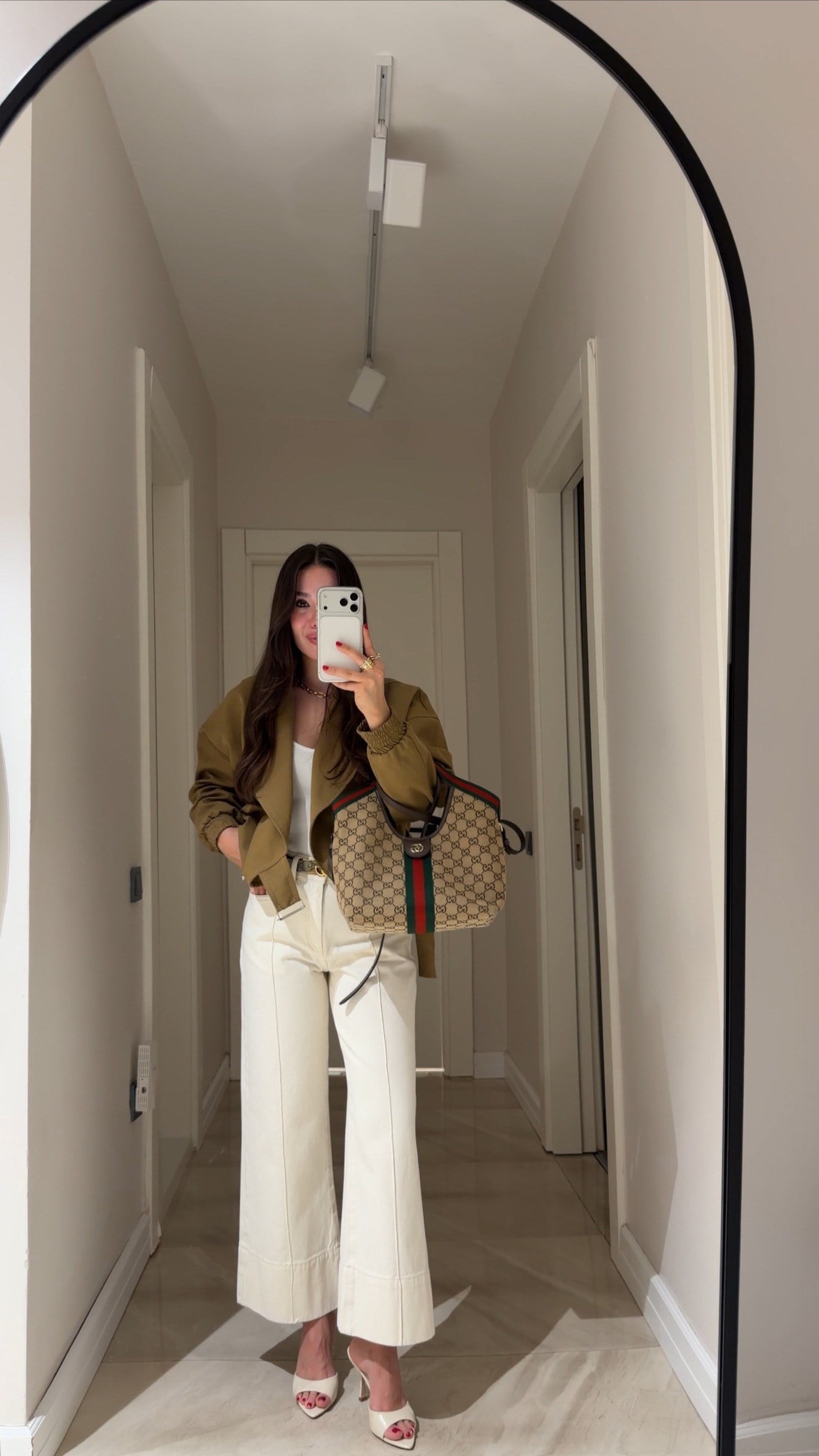 Krem Ön Dikişli Paça Detaylı Marka Model Jean 