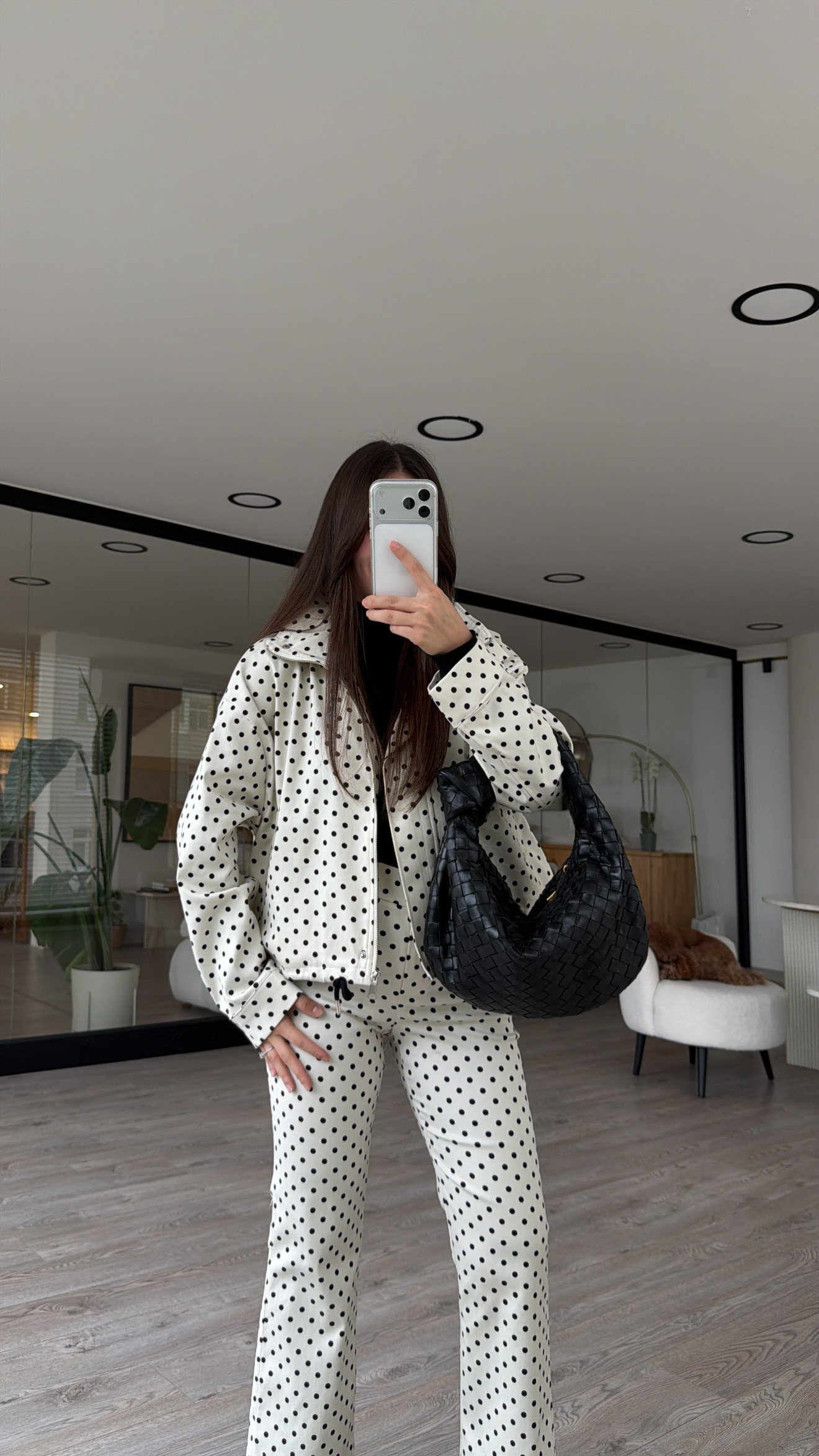 Krem Siyah Ön Fermuarlı Puantiyeli Ceket