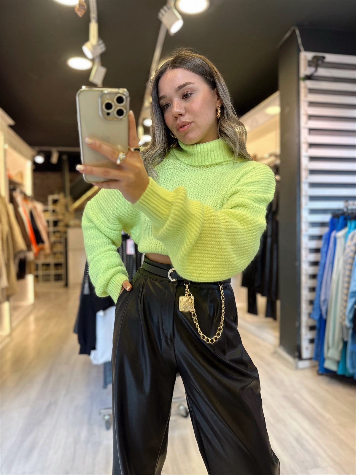 Neon Yeşil Omuz Detaylı Boğazlı Kazak