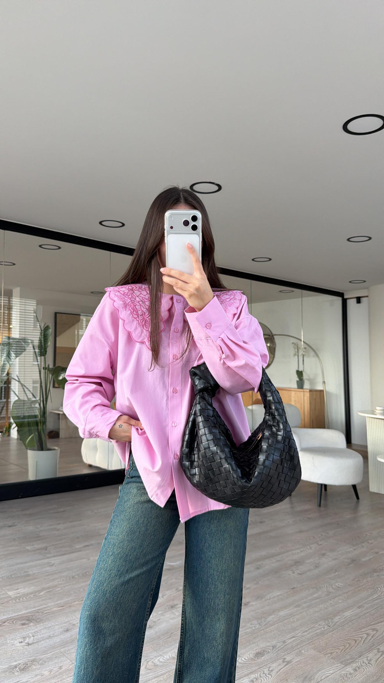 Pembe Yakası Nakışlı Gömlek