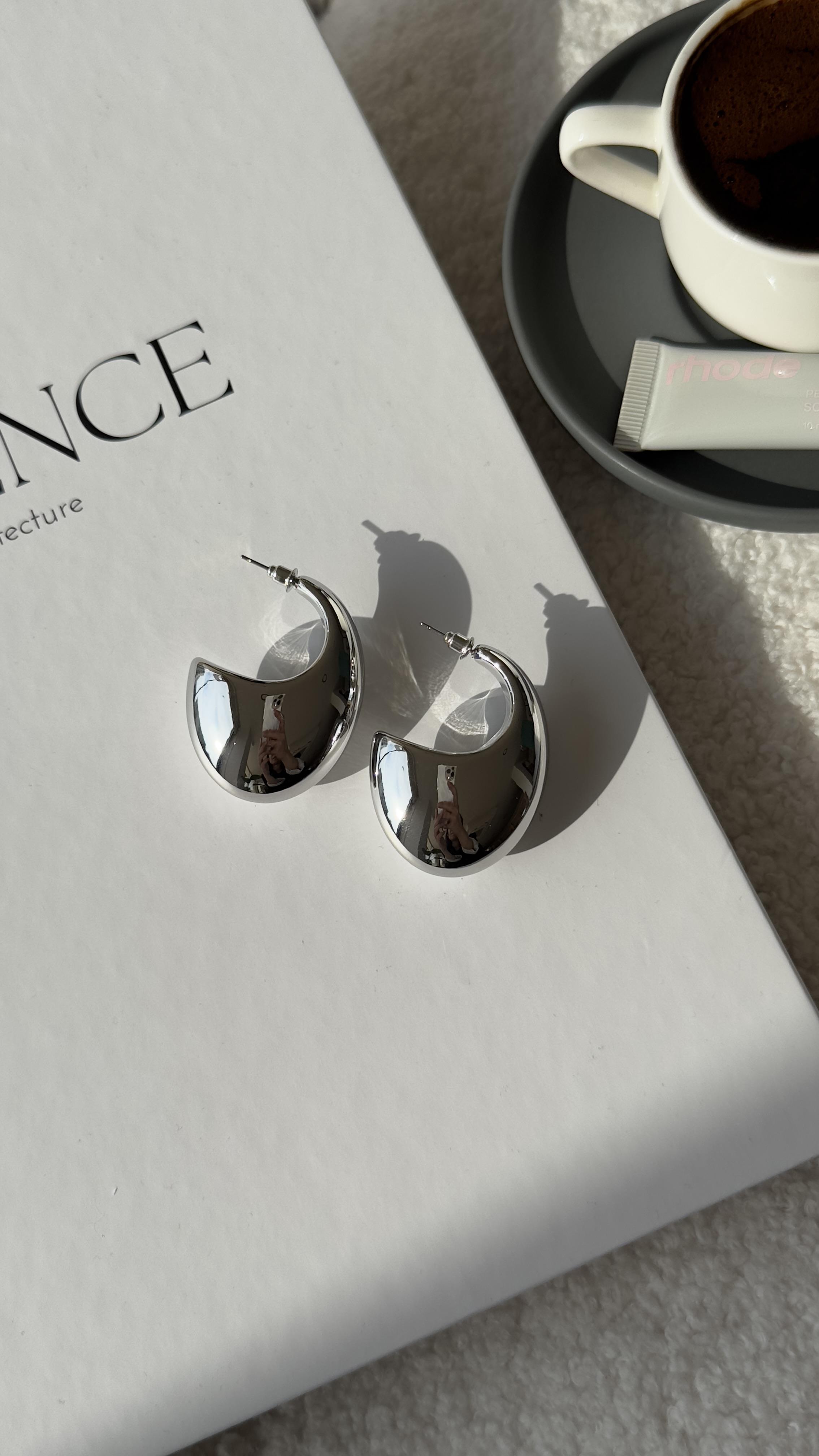 Silver Yarım Ay Bombeli Küpe